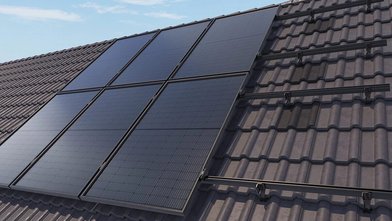Montierte schwarze Photovoltaikmodule auf einem Ziegeldach mit sichtbarem Unterkonstruktionssystem